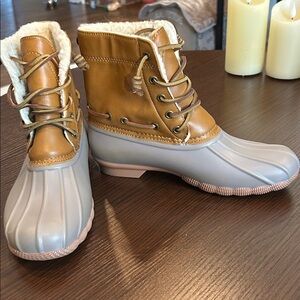 SEVEN7 Women's Tan and Gray Duck Boots size 8